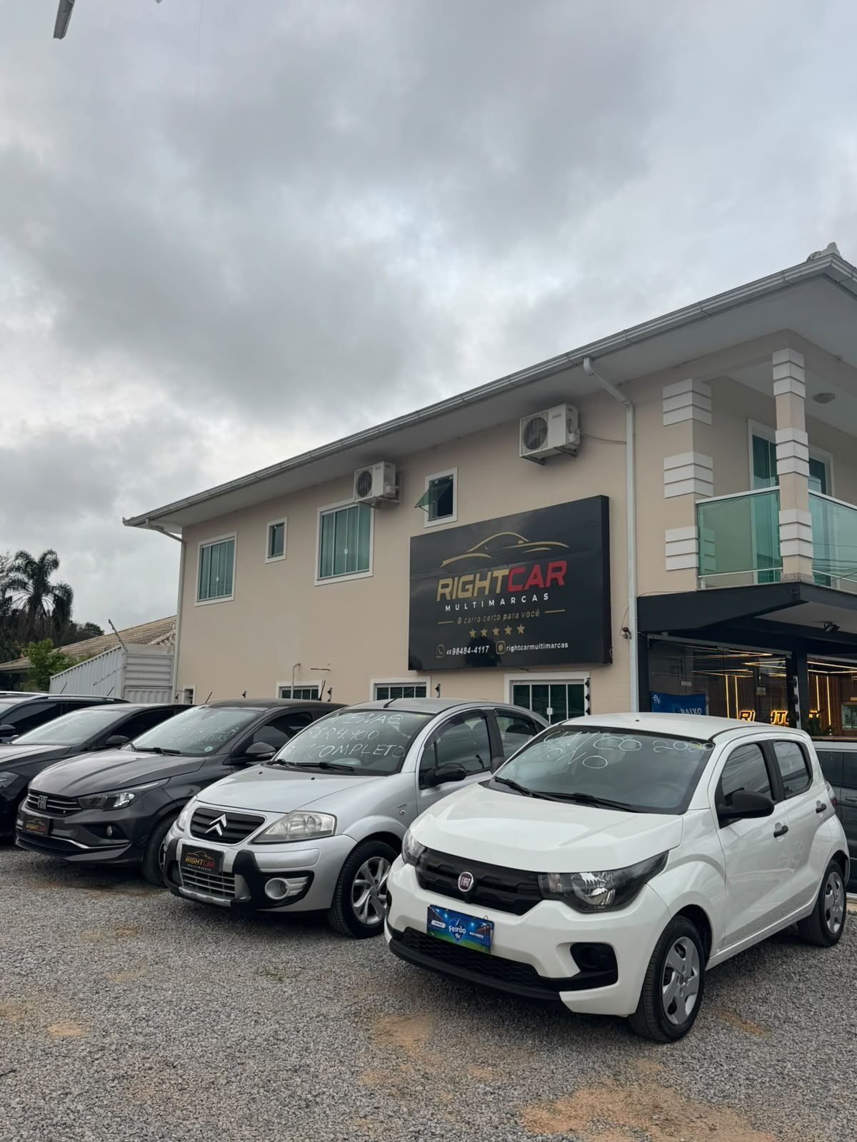 Fachada e veículos da Right Car Multimarcas